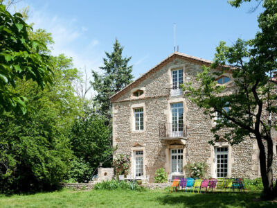 Aux ramieres grand gîte Aux ramieres grand gîte : le gîte en écrin de verdure