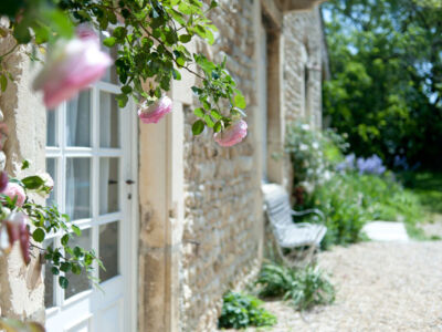 Aux ramieres grand gîte : les rosiers de la façade Aux ramieres grand gîte : les rosiers de la façade