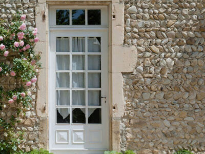 Aux ramieres grand gîte : façade en galets de la drôme