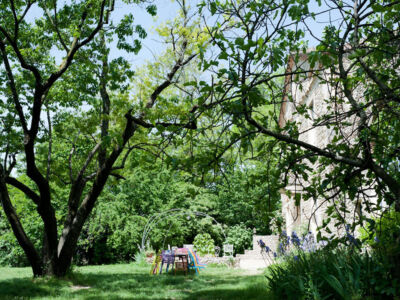 Aux ramieres grand gîte : terrasse - jardin
