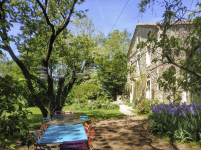 Aux Ramieres Grand Gîte : terrasse privative La terrasse ombragée côté sud et le jardin, Aux Ramieres Grand Gîte